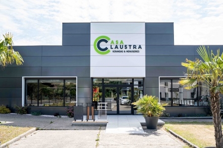 Bâtiment du Showroom Casa Claustra avec un bardage en composite aluminium de la marque ALUCOBOND®